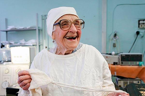 Esta mulher russa de 89 anos é cirurgiã e continua operando!-0