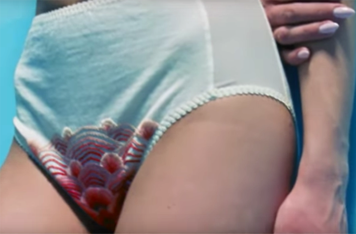 Finalmente um comercial de absorvente mostra a menstruação como ela é: vermelha!-0