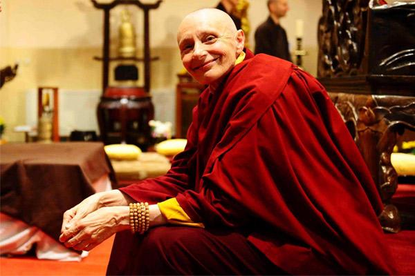 Tenzin Palmo: a monja budista que viveu 12 anos em uma caverna-0